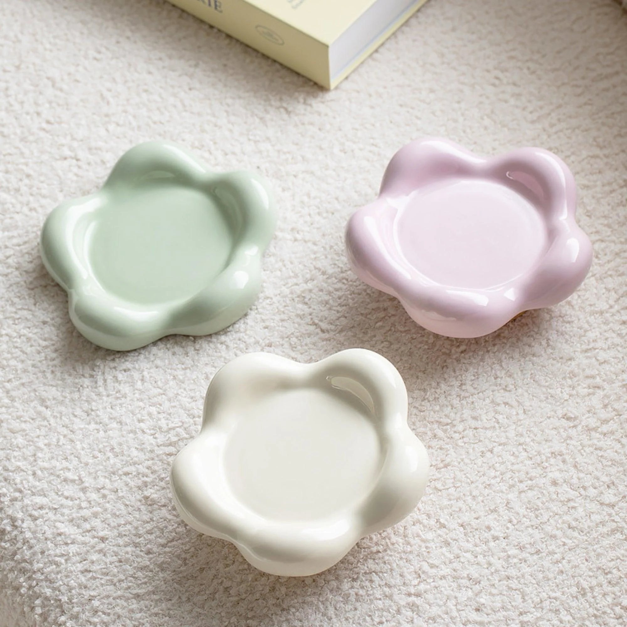 Flower-Shaped Ceramic Pet Food Plate Cat Bowl - Image 3